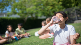כיצד לעודד ילדים לשתות מים